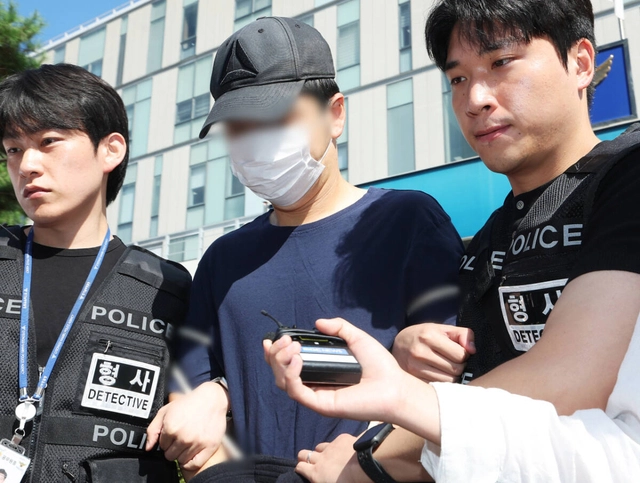 여러 차례 가정폭력을 신고하고 다른 거처로 피신해 있던 아내를 찾아가 살해한 현직 공무원 A씨가 3일 구속 전 피의자 심문(영장실질심사)에 출석하기 위해 경기도 성남시 분당경찰서 유치장에서 나오고 있다.   연합뉴스