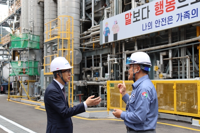 황기연 한국수출입은행장(왼쪽)이 지난 2일 전남광주 여수에 위치한 재원산업을 찾아 심성원 대표와 대화를 하고 있다. [수출입은행 제공]