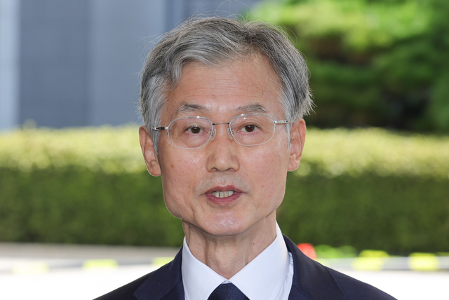 조희대 대법원장이 3일 서울 서초구 대법원으로 출근하며 입장을 밝히고 있다. [연합뉴스]
