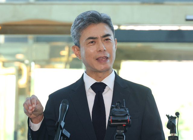 강신철 국방부 장관 후보자가 3일 청문회 준비 사무실이 차려진 서울 용산구 국방컨벤션으로 들어서며 취재진의 질문에 답하고 있다. [연합뉴스]