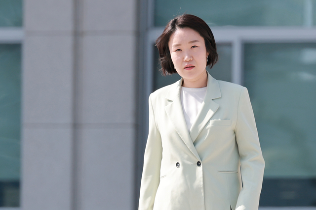 중소벤처기업부 장관 후보자인 더불어민주당 이소영 의원이 3일 국회 본청 앞에서 22대 국회 후반기 정기국회 개원 기념사진을 촬영하기 위해 이동하고 있다.  [연합뉴스]