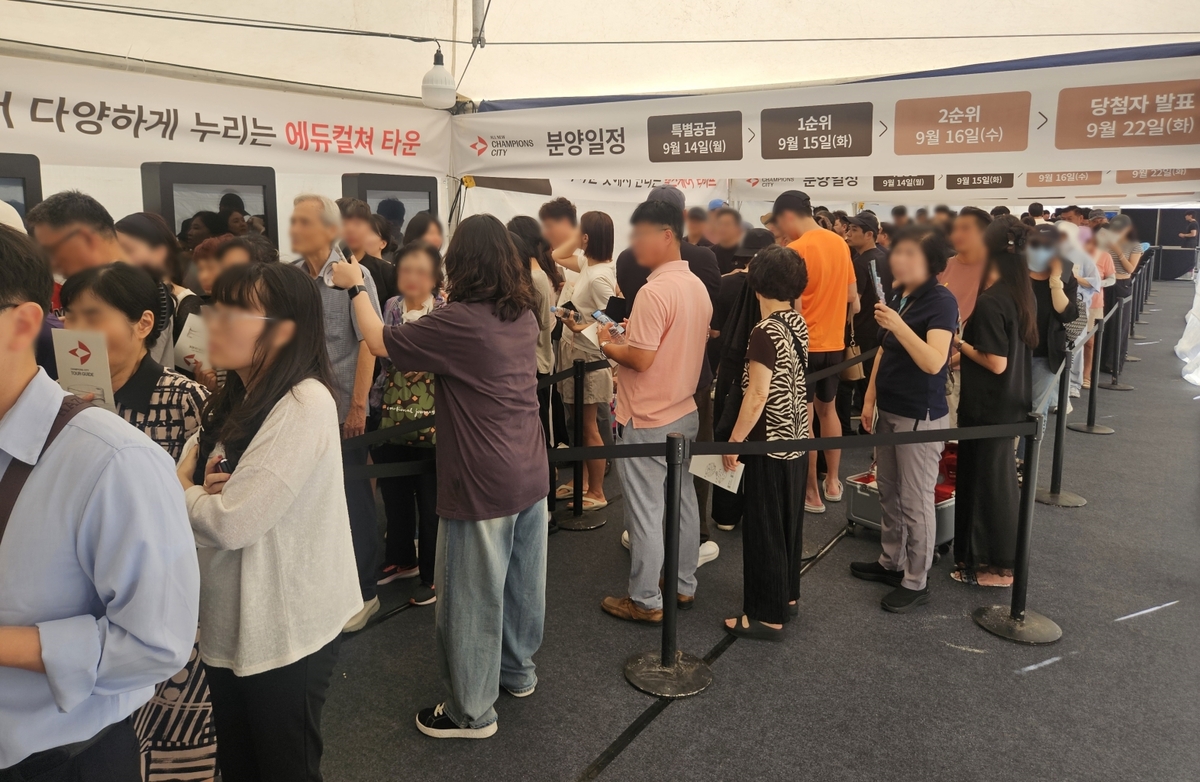 반도체·특별시 호재 맞은 전남광주 대장주... '챔피언스시티 1차' 분... - 뉴스 썸네일 이미지
