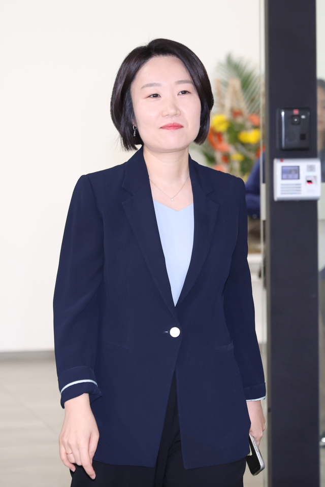 이소영 중소벤처기업부 장관 후보자가 4일 서울 여의도 중소기업중앙회를 찾아 차담회를 마친 뒤 발걸음을 옮기고 있다. [연합뉴스]