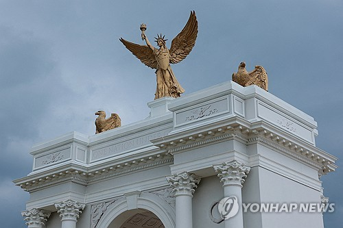 도널드 트럼프 미국 대통령이 제안한 개선문 모형(로이터=연합뉴스 자료사진)