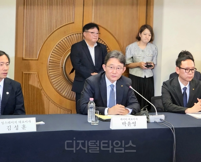 박윤영(가운데) KT 대표가 지난 4일 한국프레스센터에서 열린 ‘모두의 AI 프로젝트 사업자 간담회’에서 발언하고 있다. 팽동현 기자