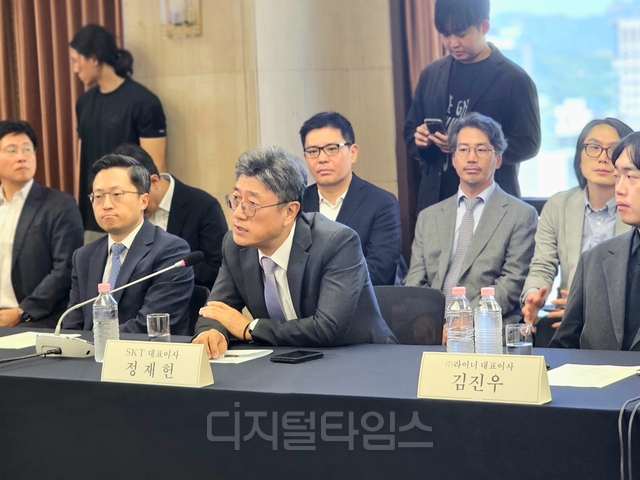 정재헌(가운데) SK텔레콤 대표가 지난 4일 한국프레스센터에서 열린 ‘모두의 AI 프로젝트 사업자 간담회’에서 발언하고 있다. 팽동현 기자