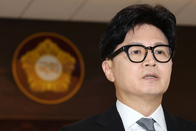 무소속 한동훈 의원이 지난 3일 국회에서 열릴 예정인 본회의에 참석하며 김승원 법무부 장관 후보자를 둘러싼 의혹과 관련한 취재진 질의에 답하고 있다. 연합뉴스