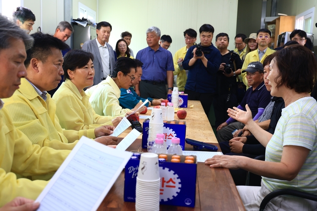송미령 장관을 비롯한 농림축산식품부 관계자들이 6일 경북 안동시의 우박피해 사과 농가를 찾아 피해상황과 생육상태를 살펴본 뒤 농가 관계자들의 애로사항을 듣고 있다. [농림축산식품부 제공]