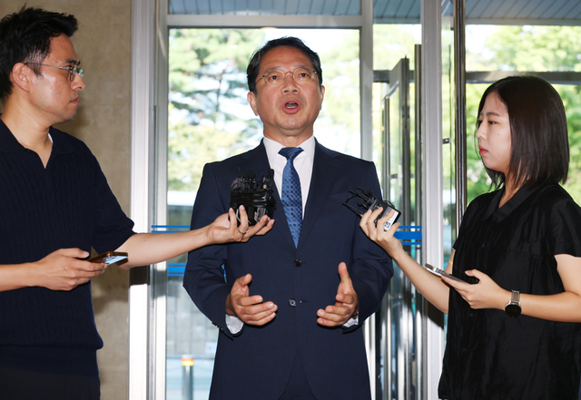 지난 3일 김승원 법무부장관 후보자가 3일 서울 종로구 적선현대빌딩에 마련된 인사청문회 준비 사무실로 출근하며 취재진 질문에 답하고 있다.  [연합뉴스]