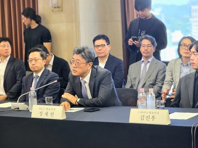 정재헌(가운데) SK텔레콤 대표가 지난 4일 한국프레스센터에서 열린 '모두의 AI 프로젝트 사업자 간담회'에서 발언하고 있다. 팽동현 기자
