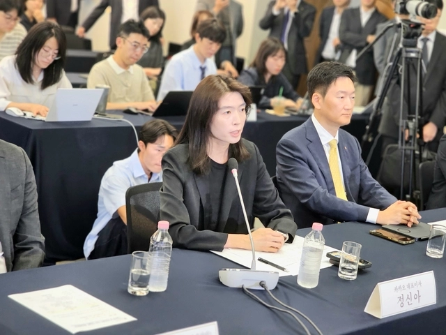 정신아(가운데) 카카오 대표가 지난 4일 한국프레스센터에서 열린 '모두의 AI 프로젝트 사업자 간담회'에서 발언하고 있다. 팽동현 기자
