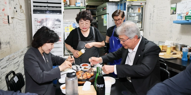 김은경(왼쪽) 서민금융진흥원장과 임종룡(오른쪽) 우리금융그룹 회장이 지난 7월 우리미소금융재단 서울지점 이전 개점식 후 ‘우리 새희망가게’를 방문했다. [우리금융 제공]