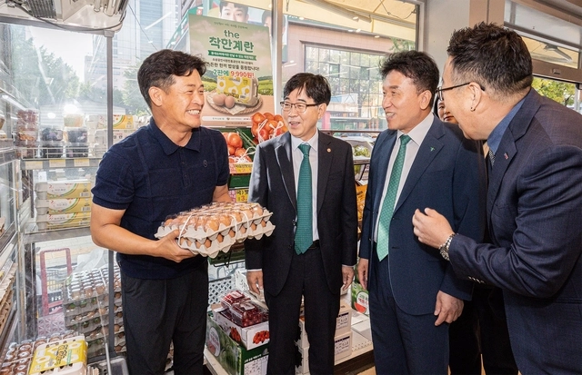 함영주(오른쪽 두번째) 하나금융그룹 회장이 지난 4일 소상공인시장진흥공단·소상공인연합회와 '동네슈퍼 착한계란 공급 통한 물가안정화 지원' 업무협약을 체결한 후 참석자들과 명동사옥 인근 동네슈퍼를 방문해 'the착한계란' 상품과 판매 준비 상황을 살펴보고 있다. [하나금융 제공]
