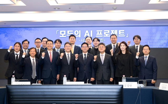 배경훈 부총리 겸 과학기술정보통신부 장관이 지난 4일 서울 중구 한국프레스센터에서 열린 ‘모두의 AI 프로젝트 사업자 간담회’에서 기념촬영을 하고 있다. 앞줄 왼쪽부터 백준호 퓨리오사AI 대표, 김성훈 업스테이지 대표, 이경일 솔트룩스 대표, 박윤영 KT 대표, 배경훈 부총리, 정재헌 SK텔레콤 대표, 정신아 카카오 대표, 김지훈 SK텔레콤 본부장. 과기정통부 제공