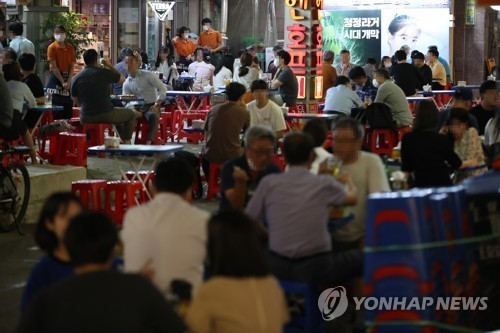 서울의 한 음식점 야외 테이블에서 시민들이 저녁 식사를 하고 있다. [연합뉴스 제공]