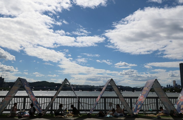 6일 서울 잠수교와 반포한강공원에서 열린 ‘2026 차 없는 잠수교 뚜벅뚜벅 축제’에 참가한 시민들이 그늘 아래에서 가을 하늘을 즐기고 있다. [연합뉴스]
