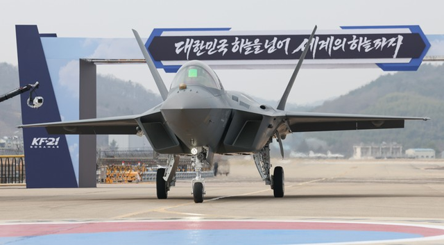 지난 3월 25일 경남 사천 한국항공우주산업(KAI)에서 KF-21 양산 1호기를 공개하고 있다.  연합뉴스
