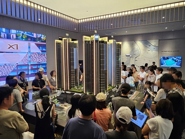 인파가 몰린 목동윤슬자이 견본주택 모습.