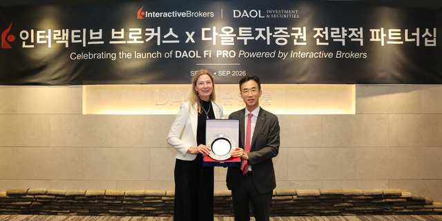 이병철(오른쪽) 다올금융그룹 회장이 서울 여의도 다올투자증권 본사에서 열린 업무 협약식에서 스테이시 밀러스 IBKR 수석부사장(왼쪽)과 기념촬양을 하고 있다. [다올투자증권 제공]