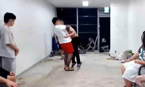 생방송 중 20대 기절시킨 격투기 선수… 가학적 방송에 시청자 분노