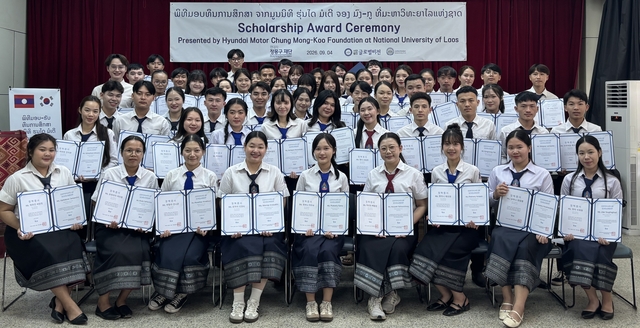 현대차 정몽구 재단이 선발한 라오스 국립대 학부생 60명이 지난 4일 라오스 국립대에서 열린 장학증서 수여식에서 기념촬영을 하고 있다. 현대차 정몽구 재단 제공