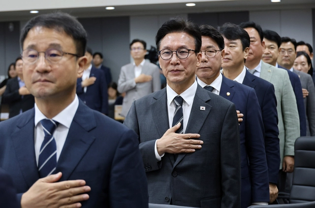 김민석 더불어민주당 대표가 지난 4일 충남도청 대회의실에서 열린 2026년 더불어민주당 충남 예산 정책협의회에서 국기에 경례하고 있다.  [홍성=연합뉴스]