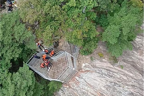 6일 오전 전북 완주군 대둔산 칠성봉 전망대에서 사진을 찍으려다 아래로 추락하는 사고를 당한 60대를 구조하는 소방대원들. [전북자치도소방본부 제공]