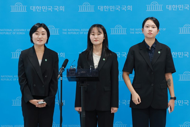 기본소득당 대변인인 노서영(가운데) 최고위원과 신지혜(왼쪽)·김진서 최고위원이 7일 국회 소통관에서 당을 둘러싼 논란에 관해 설명하는 기자회견을 한 뒤 취재진 질문에 답하고 있다. [연합뉴스]