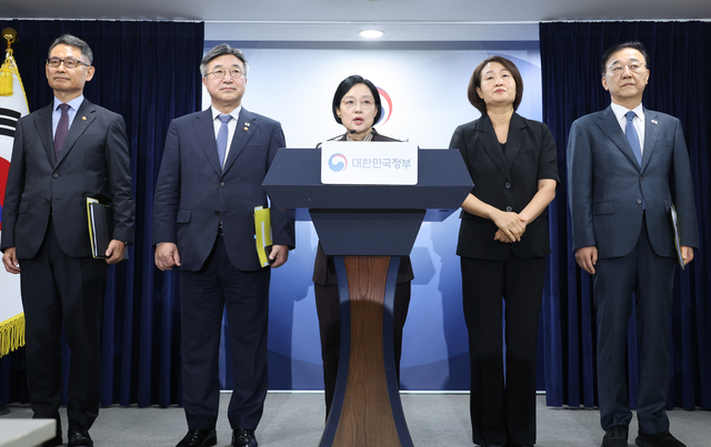 한성숙(가운데) 국무총리가 지난 9월 3일 서울 종로구 정부서울청사에서 열린 행정·공공기관 이전 및 공공기관 기능 개혁 관련 기자회견에서 발언하고 있다. [연합뉴스]