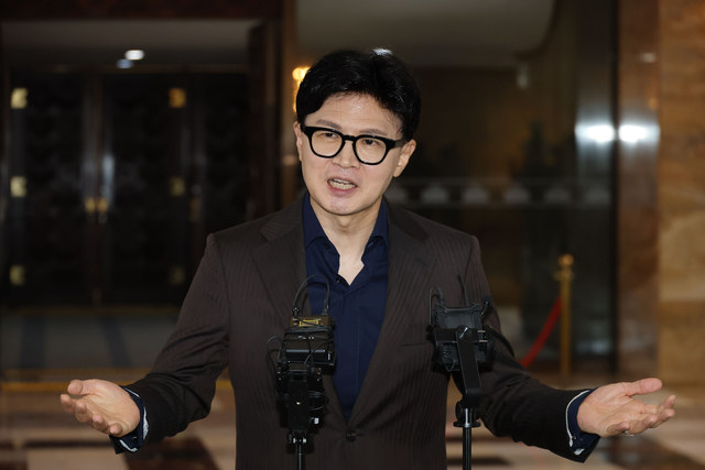 한동훈 무소속 의원이 7일 국회 본회의에 입장하며 취재진의 질문에 답하고 있다. [연합뉴스]