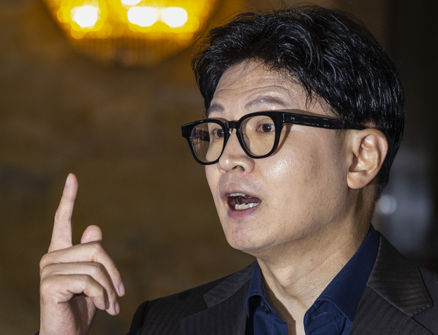 한동훈 무소속 의원이 7일 국회에서 열린 본회의에 참석하기 위해 국회 본청에 들어서다 취재진과 만나 연일 제기하고 있는 김승원 법무부 장관 후보자 의혹과 관련한 질문에 답하고 있다. [연합뉴스]