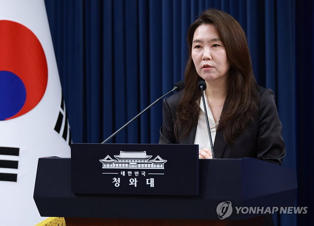 강유정 수석대변인이 1일 청와대 기자회견장에서 김용범 정책실장 사퇴 관련 브리핑을 하는 모습. 연합뉴스