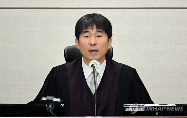지난해 서울중앙지방법원 근무 당시 열린 윤석열 전 대통령 내란 우두머리 혐의 형사재판에서 발언하는 지귀연 부장판사. 연합뉴스