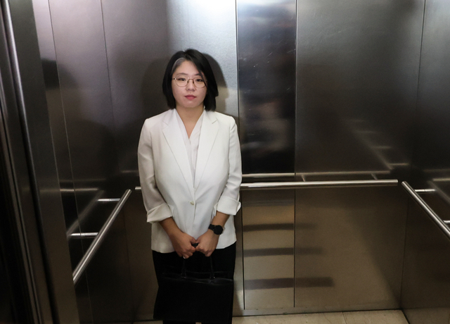 용혜인 성평등가족부 장관 후보자가 4일 서울 서대문구에 마련된 인사청문회 준비 사무실로 출근하고 있다. 연합뉴스

