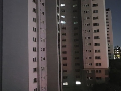 정전 신고가 접수된 금호동의 한 아파트 단지. [독자 제공=연합뉴스]