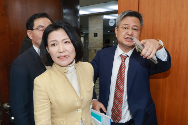 8일 이진숙 국민의힘 의원이 국회 과학기술정보방송통신위원회 전체회의에서 ‘이진숙 위원 본인 관련 안건에 대한 발언·표결 회피 촉구 결의안’ 표결에 들어가자 퇴장하며 더불어민주당 의원들을 향해 항의하고 있다. [연합뉴스]