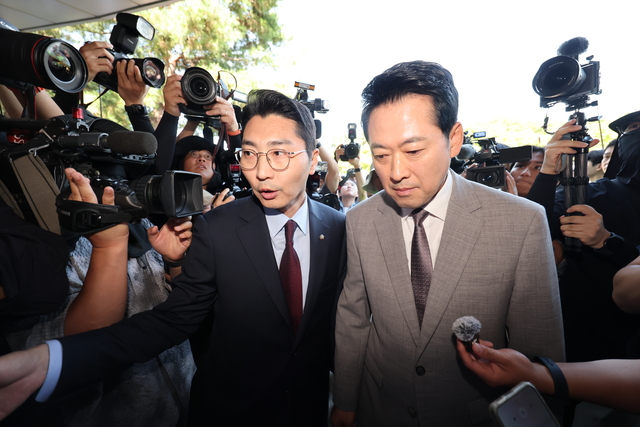6·3 지방선거 투표용지 부족 사태로 촉발된 잠실 개표소 봉쇄 시위가 이어진 8일 국민의힘 장동혁 대표가 서울 송파구 올림픽공원 핸드볼경기장으로 들어가고 있다. 연합뉴스