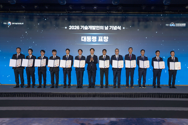 김재윤(왼쪽에서 다섯번째) 금호석유화학 수석연구원이  7일 개최된 ‘제1회 기술개발인의 날’ 기념식에서 기념사진을 촬영하고 있다. 금호석유화학 제공.