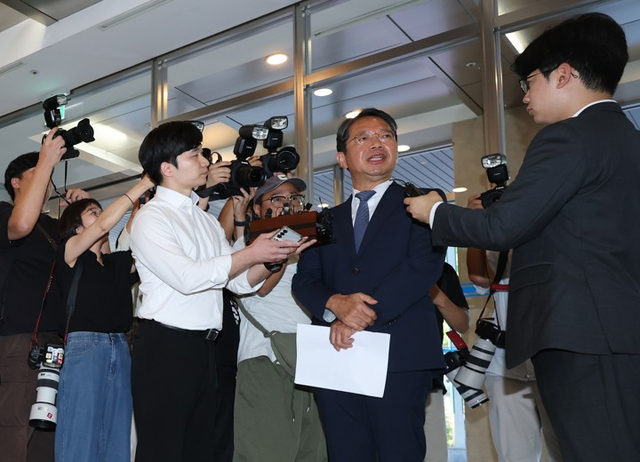 김승원 법무부 장관 후보자가 7일 서울 종로구 적선현대빌딩에 마련된 인사청문회 준비 사무실로 출근, 자신과 관련된 의혹을 해명한 뒤 취재진 질문에 답하고 있다. [연합뉴스]