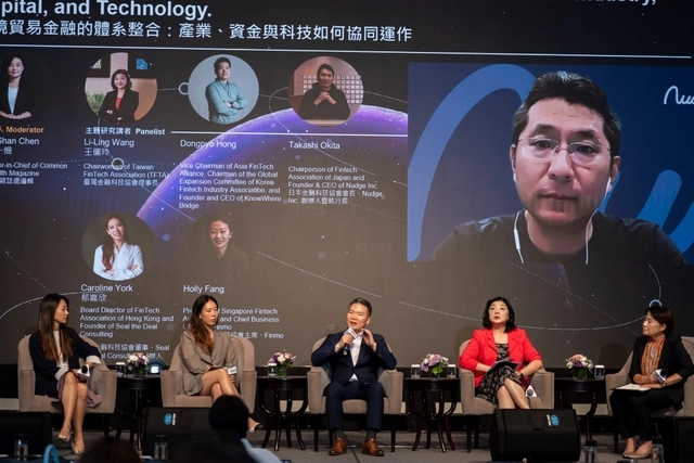 FinTechOn 2026 & Asia Summit에서 패널 발표 중인 홍동표 대표(가운데). (노웨어브릿지 제공)