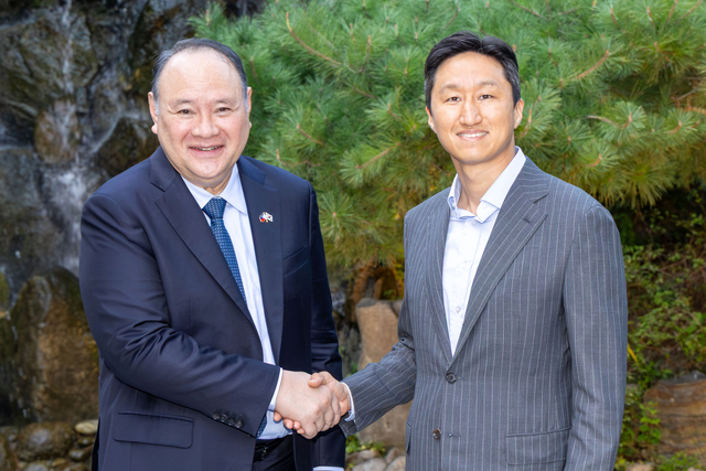 정기선(오른쪽) HD현대 회장과 길베르토 테오도로 주니어 필리핀 국방장관이 지난 7일 서울 모처에서 만나 기념사진을 촬영하고 있다. HD현대 제공