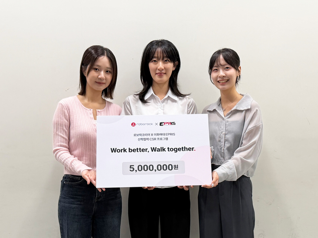 (왼쪽부터) 이화여대 PR·마케팅 학회 이프리스 소속 이다영 씨(국어국문학과 24학번), 나민영 씨(기독교학과 22학번), 백유진 씨(독어독문학과 23학번). 로보락코리아 제공