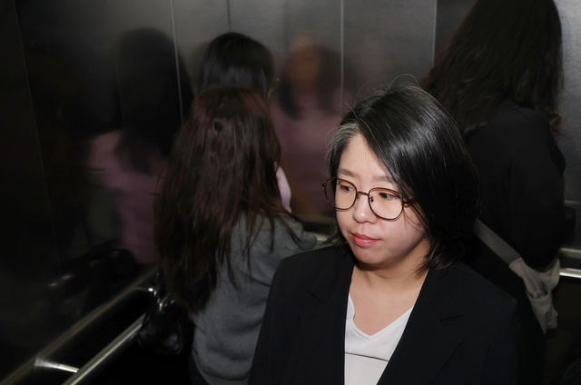 용혜인 성평등가족부 장관 후보자가 7일 서울 서대문구에 마련된 인사청문회 준비 사무실로 출근하기 위해 엘리베이터를 타자 같이 탑승한 시민들이 카메라를 피해 돌아서 있다. [연합뉴스]