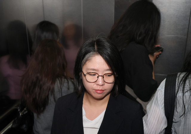 용혜인 성평등가족부 장관 후보자가 지난 7일 서울 서대문구에 마련된 인사청문회 준비 사무실로 출근하기 위해 엘리베이터를 타자 같이 탑승한 시민들이 카메라를 피해 돌아서 있다.  [연합뉴스]