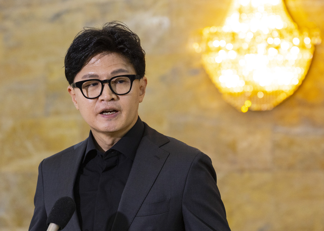한동훈 무소속 의원이 8일 국회 본청에서 본회의 참석을 위해 이동하던 중 취재진과 만나 김승원 법무부 장관 후보자의 ‘신약 청탁 의혹’과 관련한 입장을 밝히고 있다. [연합뉴스]