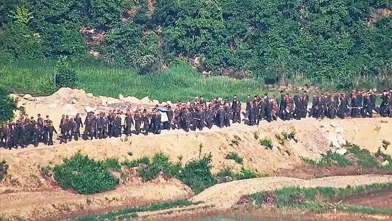 지난 2024년 6월 18일 전선지역에서 대규모 병력 투입돼 작업 중인 북한군. [출처 합동참모본부]