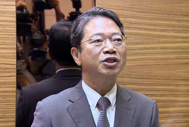 김승원 법무부 장관 후보자가 9일 서울 종로구 적선현대빌딩에 마련된 인사청문회 준비 사무실로 출근하고 있다. [연합뉴스TV 제공. 연합뉴스]
