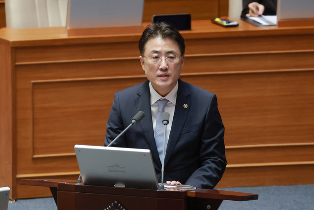9일 이진수 법무부 장관 직무대행이 국회에서 열린 정치 분야 대정부질문에서 더불어민주당 전용기 의원 질문에 답하고 있다. [연합뉴스]