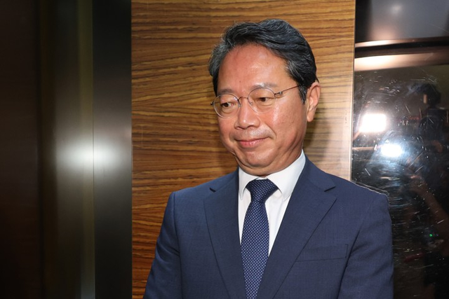 김승원 법무부 장관 후보자가 8일 서울 종로구 적선현대빌딩에 마련된 인사청문회 준비 사무실로 출근하고 있다. [연합뉴스]