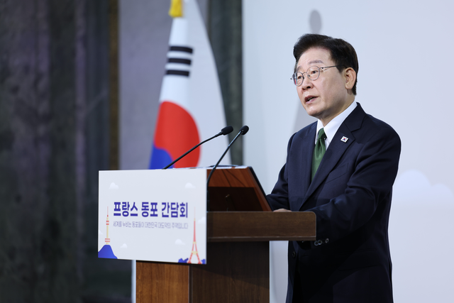 이재명 대통령이 9일(현지시간) 프랑스 파리 한 호텔에서 열린 동포 오찬간담회에서 격려사를 하고 있다. [파리=연합뉴스]